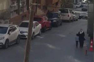 Velilerden okul &ouml;n&uuml;ndeki tacizciye lin&ccedil; girişimi!