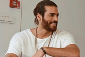 Can Yaman'ın annesi g&ouml;renleri şaşırttı!
