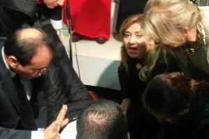Konserde fenalaşan soliste ilk m&uuml;dahaleyi Demirel'in doktoru yaptı