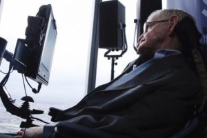 Hawking'in tekerlekli sandalyesi satışa &ccedil;ıktı