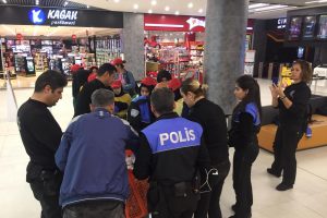 Bursalı minikler polis amcalarıyla film seyrettiler