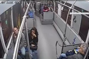 Halk otob&uuml;s&uuml;nde 10 yaşındaki &ccedil;ocuğa iğren&ccedil; taciz!