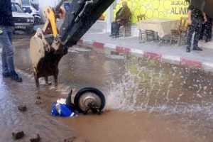 Elektrikli bisikletiyle &ccedil;ukura d&uuml;şt&uuml;!