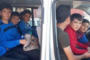 Futbol takımı 6 kişilik ara&ccedil;la ma&ccedil;a gitti