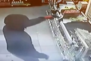 Maskeli market soyguncusu yakalandı