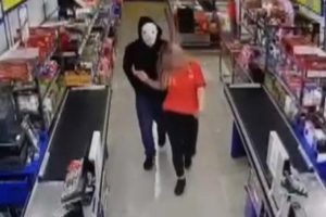 Markete girdi! Kasiyer kızı zorla oraya g&ouml;t&uuml;r&uuml;p...