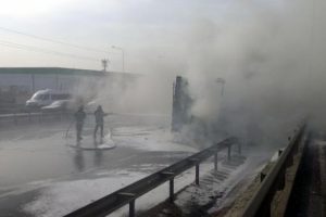 Seyir halindeki TIR'ın dorsesi alev alev yandı