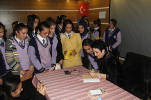 Yazar Mehtap Altan &ouml;ğrencilerle buluştu