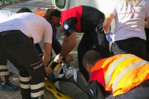 Ara&ccedil;ta sıkışan vatandaş i&ccedil;in seferber oldular