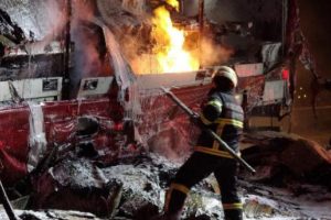 Karton y&uuml;kl&uuml; TIR'ın dorsesi alev alev yandı