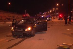 Yolunu şaşıran s&uuml;r&uuml;c&uuml; asker eğlencesinin i&ccedil;ine daldı