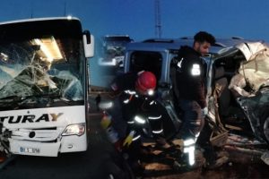 Yolcu otob&uuml;s&uuml; kaza yaptı: 2 kişi &ouml;ld&uuml;, 4 kişi yaralandı