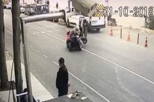ATV'ye &ccedil;arpan motosiklet b&ouml;yle takla attı