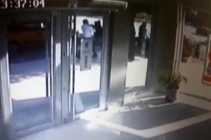Bankada 'yol ver' kavgası kanlı bitti!