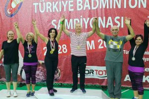 Bursa U&Uuml; Spor Bilimleri Fak&uuml;ltesi'nin hocaları badminton şampiyonu
