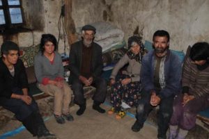 G&ouml;zlerden &ccedil;ok uzakta yaşayan ailenin inanılmaz hikayesi