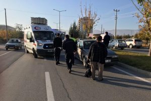 Otomobil yolun karşısına ge&ccedil;meye &ccedil;alışan 3 kişiye &ccedil;arptı