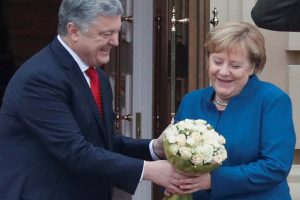 Merkel'i 'Putin'in' buketiyle karşıladı