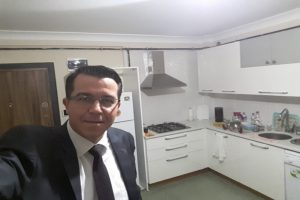 &Ouml;nce eski karısını, sonra camiden &ccedil;ıkan birini bı&ccedil;akladı