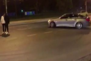 L&uuml;ks otomobille "drift" yapan maganda yakalandı