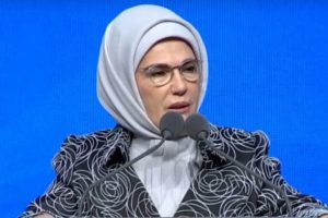Emine Erdoğan: "Ter&ouml;r &ouml;rg&uuml;tleri buradan y&uuml;kselen ışığı asla s&ouml;nd&uuml;remeyecek"