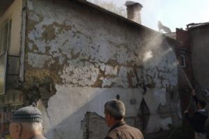 Bursa'da bacayı saran alevlere hortumla su sıktı