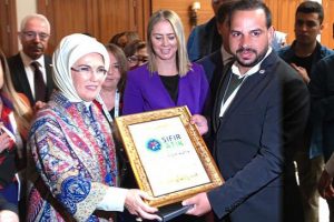 Emine Erdoğan'a Midyat taşından tablo hediye edildi
