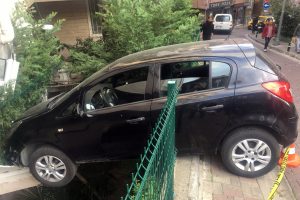 Askıda kalan otomobilden burunları bile kanamadan &ccedil;ıktılar