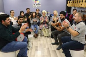 Emine Erdoğan gen&ccedil;lerle bir araya geldi