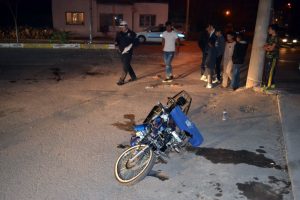 Kamyonet ile motosiklet &ccedil;arpıştı: 1 &ouml;l&uuml;, 1 yaralı