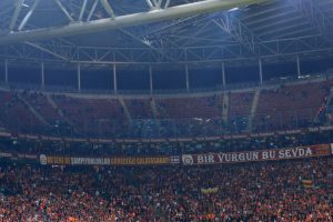 Taraftarlar derbiyi bıraktı hastaneye akın etti
