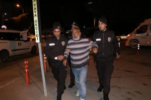 Aranan şahıslar parkta otururken yakayı ele verdi&nbsp;