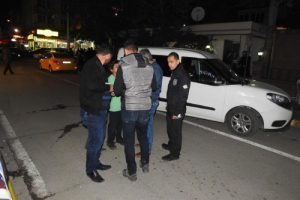 Sokak ortasında kız arkadaşını bı&ccedil;aklayıp ka&ccedil;tı
