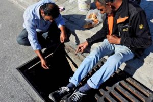 Mazgalın kapağını a&ccedil;ıp balık avlıyorlar