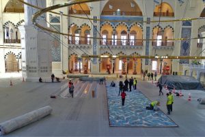 &Ccedil;amlıca Camii'nin halıları serilmeye başlandı