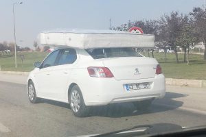 Bursa'da otomobilin &uuml;zerinde yatak taşıdı