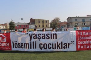 Bursa'da futbolcular sahaya maskeyle &ccedil;ıktı