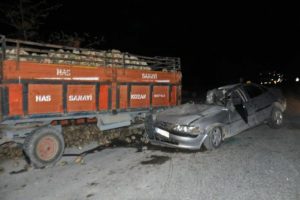 Otomobil r&ouml;morka &ccedil;arptı: &Ouml;l&uuml; ve yaralılar var