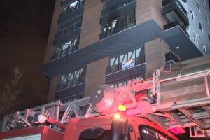 Kadık&ouml;y'de 14 katlı apartmanda yangın paniği
