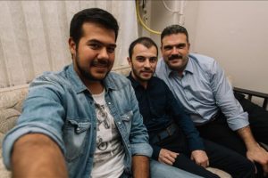 A&Uuml; Rekt&ouml;r&uuml; Prof. Dr. &Ccedil;omaklı'dan &ouml;ğrenci evine '&ccedil;at kapı' ziyaret