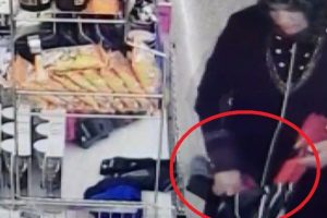 Marketten &ccedil;orap hırsızlığı g&uuml;venlik kamerasında