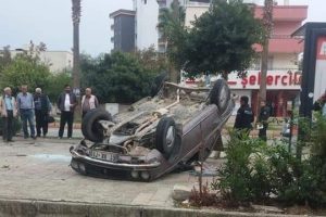 Adana'da otomobil takla attı: 2 yaralı