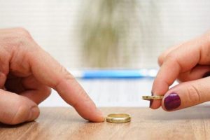Yatağını ayıran kocaya tazminat