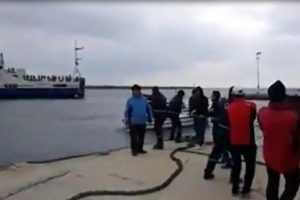 Arıza yapan feribot halatla kıyıya &ccedil;ekildi