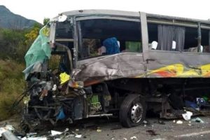 Basketbol takımı kaza yaptı: 3 &ouml;l&uuml; 20 yaralı
