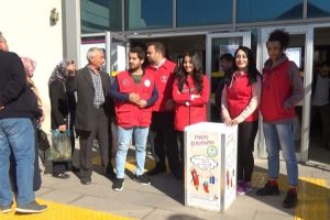 KPSS sonrası ihtiya&ccedil; sahibi &ouml;ğrenciler kalem ve silgi topladılar