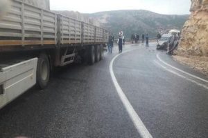 Otomobille tır &ccedil;arpıştı: 4 yaralı