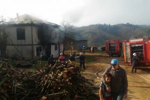 Elektrik kontağından &ccedil;ıkan yangın ahşap evi k&uuml;le &ccedil;evirdi