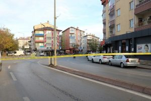 Otob&uuml;s durağında kadın &ccedil;antası paniği