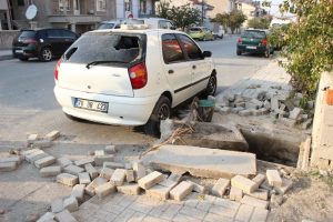 Foseptik &ccedil;ukurunda patlama, park halindeki ara&ccedil; zarar g&ouml;rd&uuml;